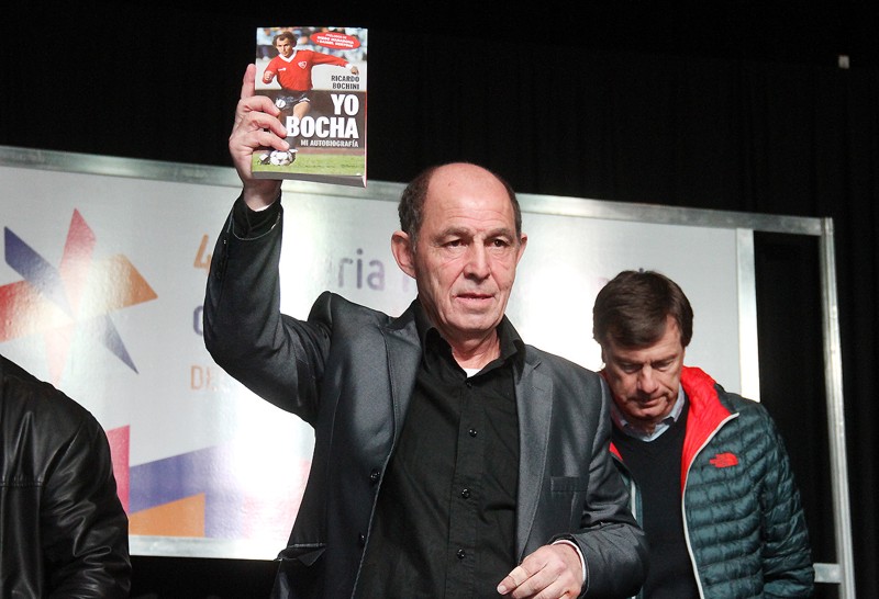 El boom del lanzamiento del libro de Bochini en la Feria de Buenos Aires