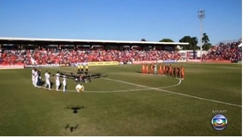 Por primera vez, un drone entrega la pelota en un partido de fútbol