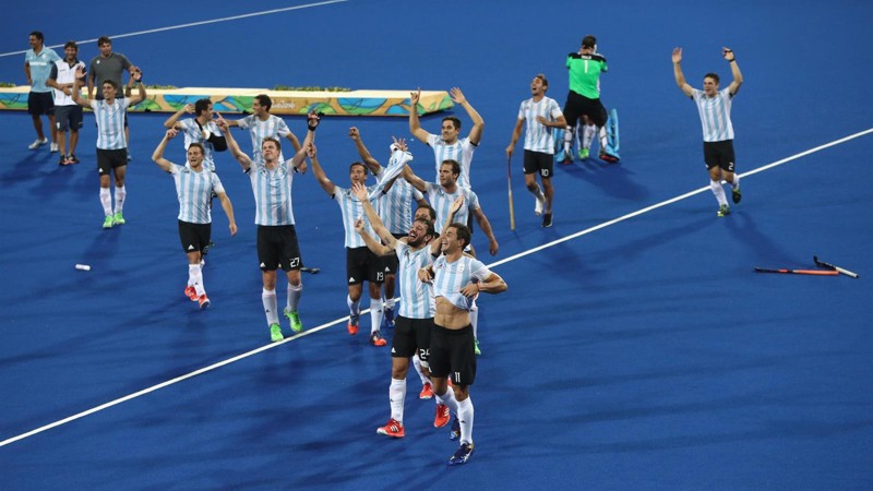 Festejo albiceleste en el hóckey sobre césped masculino. Un oro inesperado.