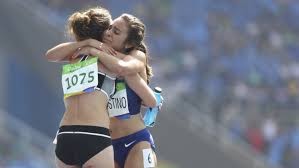 Abrazo solidario. Abbey y Nikki protagonistas de un emotivo gesto fraternal, que antepuso el espiritu olimpico al afán de un triunfo personal.