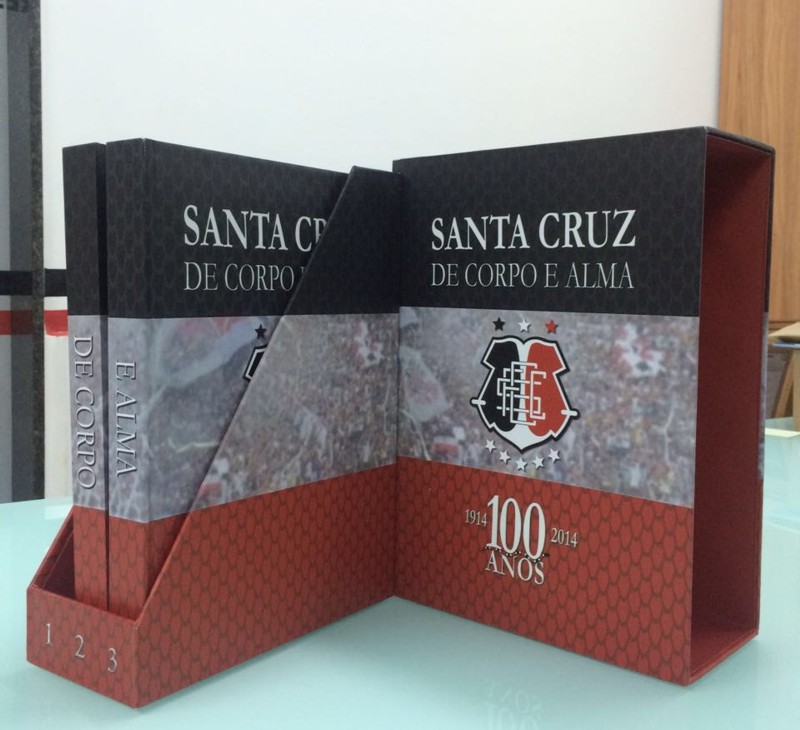 Libro de tres tomos y más de 3.000 fotografías del Santa Cruz de Recife