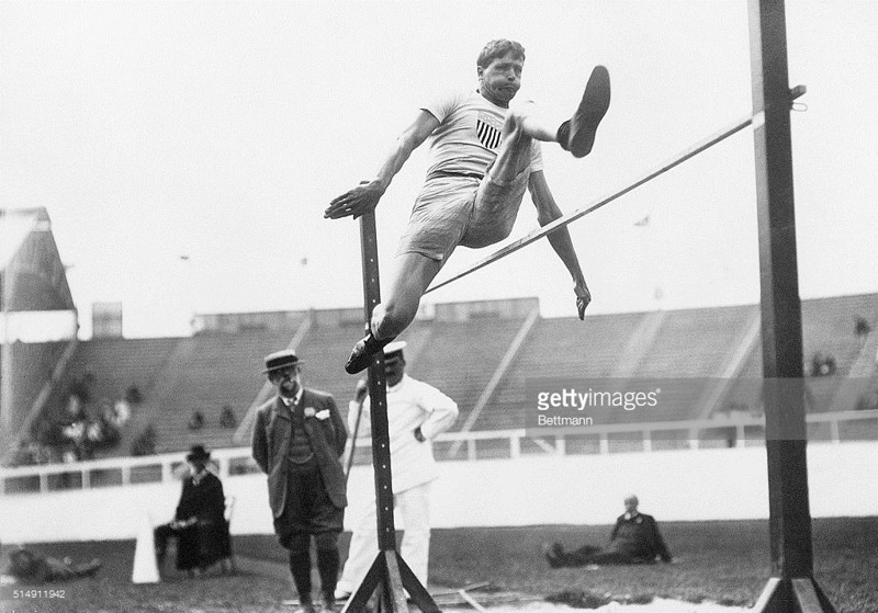 Ray Eury (EE.UU.), en los tiempos del salto con altura sin impulso. 