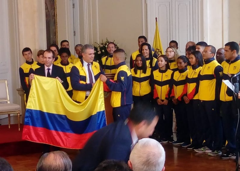 Entregan bandera colombiana a la delegación para Buenos Aires 2018