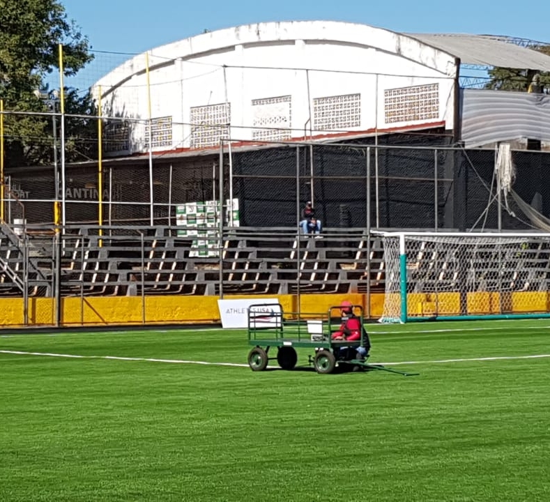 Primer campo de fútbol oficial con césped sintético en Paraguay