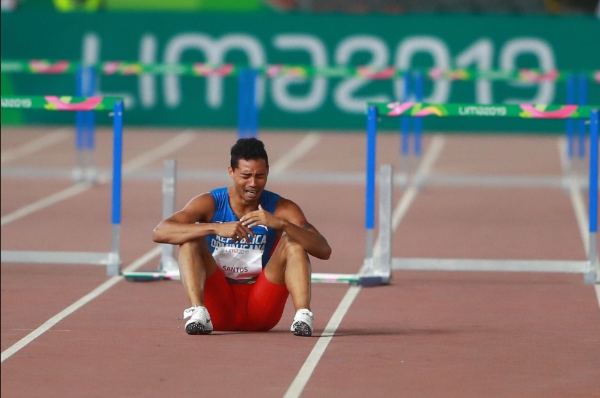 El atleta dominicano que llegó en último  lugar, pero recibió aplausos del público