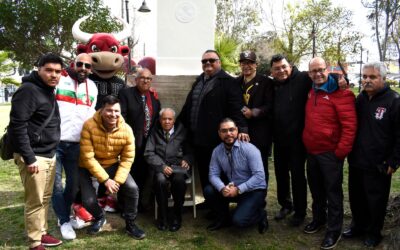 Emotiva develación de escultura del cronista deportivo en México