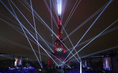 Luces, sombras y lluvia en la innovadora ceremonia de apertura de París sobre el agua. Periodistas mojados